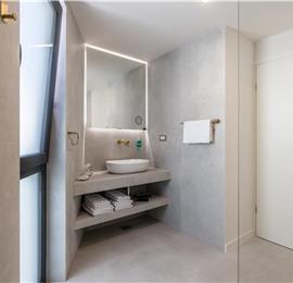 4 bedroom villa with heated pool and sea view in Vinišće, sleeps 8